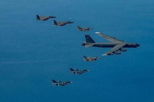 10月22日，美国、韩国、日本空军在日本九州岛西北空域开展联合军事演习。（图：AFP）