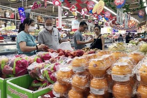 消费者在超市选购食品。（图：越通社）