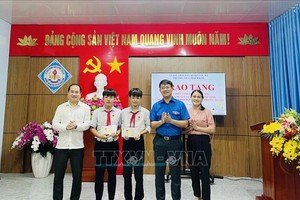 两名奋勇救人学生获表彰