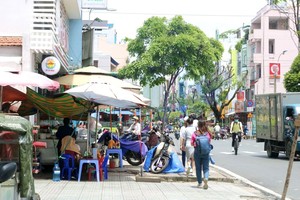 在第五郡陈仁宗街的人行道被霸占以作为买卖地方。