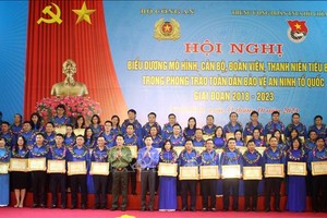 全民捍卫祖国安宁模范青年获表彰