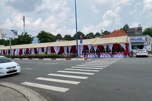 在街上搭棚举办宴席潜伏交通安全隐患。