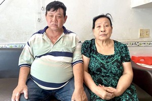 肚子膨涨的黎光勇与妻子黎氏卡。