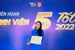 阮氏翠艳连续两年荣获市国立大学“五好大学生”称号。