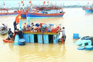 10月31日上午，一艘渔船在广平省同亥市日丽一桥河岸抛锚时突然下沉。（图：佐专）