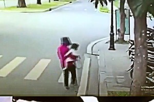 应锻炼小孩和成年人学会保护自我技能，旨在加强防范绑架弊端能力。