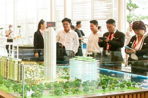 客户观览本市第十二郡青春坊一个房地产项目推介住房模式。