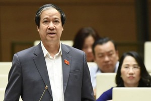 教育与培训部长阮金山国会议事堂上发言。（图：VNE）