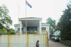 2021年3月20日，一名妇女走在朝鲜驻吉隆坡大使馆外。（图：AFP）