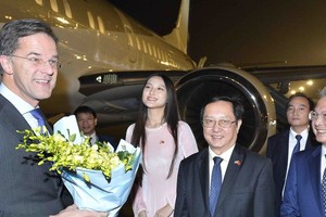 荷兰王国首相马克·吕特抵达河内，对越南进行正式访问。（图：人民报）