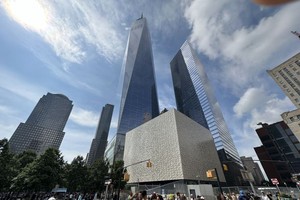 911恐怖袭击后重建的世贸一号大楼（后排）与亡者纪念馆（前排）。