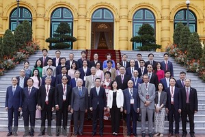 国家主席武文赏（前中）同东南亚心血管科学代表在主席府前合影留念。（图：越通社）