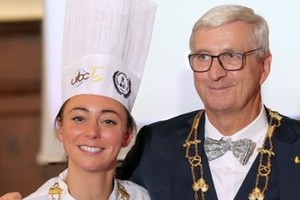 梅塔耶(左)获得世界最佳糕点师称号。（图：互联网）