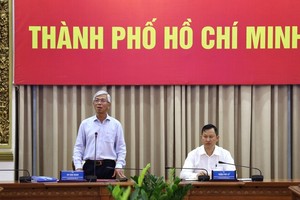 市人委会副主席武文欢（左）在会议上致开幕词。（图：前锋）