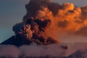 欧亚大陆最高活火山在堪察加半岛大喷发，直冲万米高空。（图：视频截图）