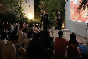 观众观看《尘埃与金属》。