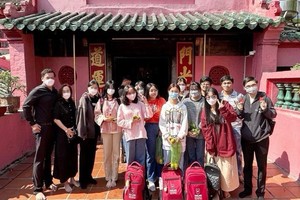 中文专业大学生参观玉皇殿（福海寺）。