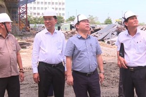 市人委会副主席杨英德（右二）亲往视察福门县综合医院工程项目施工进度。（图：PV）