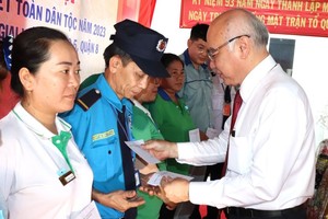 市委宣教处主任潘阮如奎向贫困户赠送礼物。