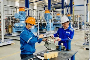 头顿石油工人在工作。（图：瑞然）