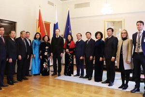 越南共产党中央书记处常务书记张氏梅（左六）同芬兰议会议长尤西‧汉拿阿霍（左七）和双方代表合影。（图：越通社）