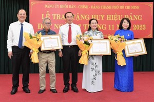 市领导向党员颁授党龄纪念章。（图：越勇）