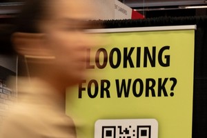 图为2023年10月5日，人们参加在蒙特利尔举办的就业和继续教育博览会。（图：加通社）