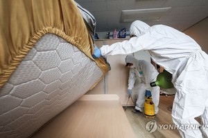 10月19日，在大邱市的启明大学宿舍，防疫人员正在进行消杀工作。（图：韩联社）