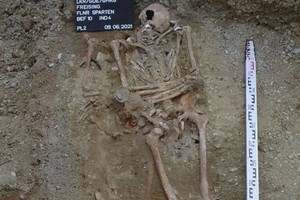 骸骨从教堂附近坟墓出土。（图：互联网）