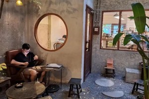 为了迎合趋势，不少店肆为单身客人布置个别场所。