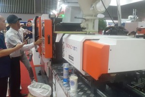 以新式机械设备生产环保塑制品是未来的发展趋势，也是塑企的大目标。