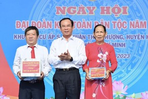 市委书记阮文年向福门县春泰尚乡第五村赠送礼物。（图：越通社）