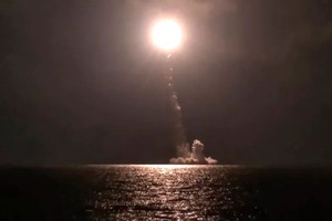 俄罗斯海军“亚历山大三世”号战略核潜艇试射“布拉瓦”海基洲际弹道导弹。（图：AP）