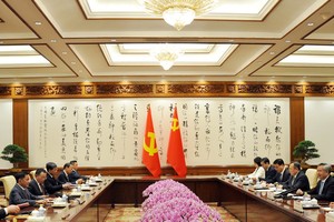 越南共产党代表团和中国共产党代表团举行会谈。（图：越通社）