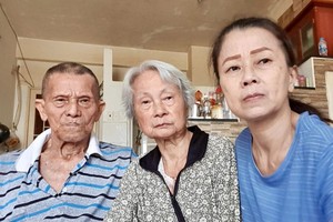 刘碧姬（右）与年迈体弱的父母。