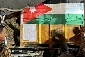 约旦皇家空军当地时间5日夜间向加沙地带的约旦野战医院空投紧急医疗援助物资。 （图：约旦国王阿卜杜拉二世的X账号）