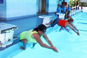 美国为越南残疾运动员和教练提供游泳训练