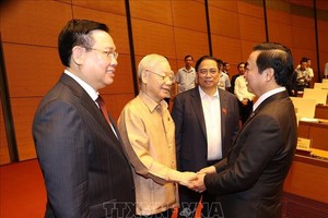 党中央总书记阮富仲与各代表交谈。（图：越通社）