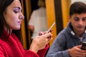 有关监管数字平台的指导方针一直在教科文组织层面进行讨论。（图：儿基会）