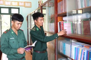 向德农省边防哨所赠送礼物