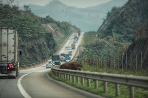 阮志勇部长援引，对于途经车辆流量较少、运输需求不高的地方项目，投资商不太关注，又或者对于途经各大都市的项目，场地清拆费用相当高。（示意图：VnEconomy）