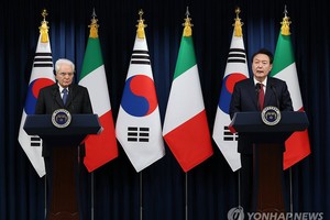 11月8日，在首尔龙山区的总统府，韩国总统尹锡悦（右）同到访的意大利总统塞尔焦·马塔雷拉共同发表联合新闻公报。（图：韩联社）