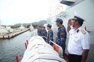 “光中016号”船与越南人民海军工作团离开庆和省金兰军港，起程前往中国广东省湛江参加“2023年和平友谊”演练。（图：青松）