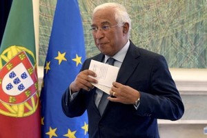 11月7日，葡萄牙总理科斯塔在里斯本举行新闻发布会后离开。科斯塔表示，他在卷入广泛的腐败调查后将辞职。（图：AP）