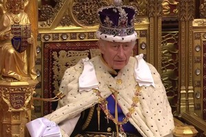 英国国王查尔斯三世在议会开幕仪式上发表演讲。（图：视频截图）