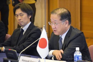 11月8日，日本公平交易委员会委员长古谷一之（右）出席七国集团竞争监管部门会议。（图：共同社）