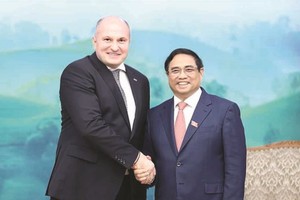 政府总理范明政与俄紧急情况部长交谈。（图：VGP）