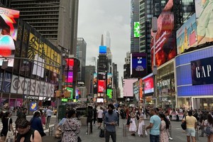 华灯初上的时代广场游人如织。