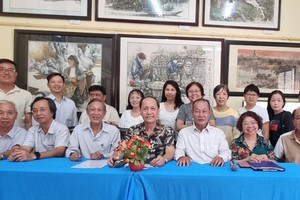 市各民族文学艺术协会领导和与会代表合影。