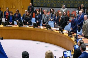 安理会举行一分钟默哀。（图：联合国）